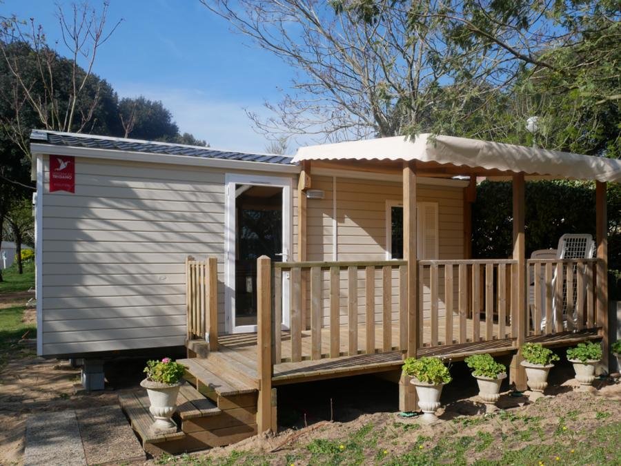 Camping Pas Cher vous présente avec son site Officiel campingpascher.fr, le Camping Ostrea classé 4 étoiles, situé sur la commune de Dolus D'oléron dans le département Charente-maritime (Poitou Charentes) en France. Le camping Ostrea vous propose un hébergement de type mobil-home pour 5 personnes. L'établissement vous propose 12 autres types d'hébergements. Découvrez tous nos séjours à petits prix dans la commune et aux alentours de Dolus D'oléron du département : Charente-maritime (Poitou Charentes). Les Avis clients pour le Camping Ostrea sont excellents avec une note moyenne de 8 sur 10. Piscine chauffée, Piscine extérieure, Animations familiales, Aire de jeux enfants, Baby-foot, Centre équestre, Court de tennis, Ping-pong, Pétanque, Terrain de beach-volley, Terrain multisports, Dépôt de pain, Snack/Bar, Épicerie,... En savoir plus : cliquez-ICI.
