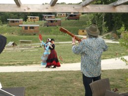 Camping Pas Cher vous présente avec son site Officiel campingpascher.fr, la Résidence Domaine D'Escapa classé 4 étoiles, située sur la commune de Estipouy dans le département Gers (Midi Pyrénées) en France. La résidence Domaine D'Escapa vous propose un hébergement de type hébergement insolite de 12 m² pour 4 personnes. L'établissement vous propose 8 autres types d'hébergements. Découvrez tous nos séjours à petits prix dans la commune et aux alentours de Estipouy du département : Gers (Midi Pyrénées). Les Avis clients pour la Résidence Domaine D'Escapa sont excellents avec une note moyenne de 9 sur 10. Piscine extérieure, Aire de jeux enfants, Canoë-kayak, Centre équestre, Cyclisme, Golf, Ping-pong, Pétanque, Randonnée, Boulangerie,... En savoir plus : cliquez-ICI.