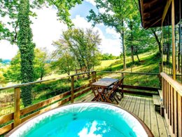 Camping Pas Cher vous présente avec son site Officiel campingpascher.fr, la Résidence Domaine D'Escapa classé 4 étoiles, située sur la commune de Estipouy dans le département Gers (Midi Pyrénées) en France. La résidence Domaine D'Escapa vous propose un hébergement de type hébergement insolite de 21 m². L'établissement vous propose 8 autres types d'hébergements. Découvrez tous nos séjours à petits prix dans la commune et aux alentours de Estipouy du département : Gers (Midi Pyrénées). Les Avis clients pour la Résidence Domaine D'Escapa sont excellents avec une note moyenne de 9 sur 10. Piscine extérieure, Aire de jeux enfants, Canoë-kayak, Centre équestre, Cyclisme, Golf, Ping-pong, Pétanque, Randonnée, Boulangerie,... En savoir plus : cliquez-ICI.