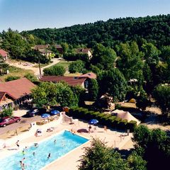 Camping Pas Cher vous présente avec son site Officiel campingpascher.fr, le Établissement Les Mérilles, situé sur la commune de Doucier dans le département Jura (Franche Comté) en France. L'établissement Les Mérilles vous propose un hébergement de type chalet de 32 m². L'établissement vous propose 4 autres types d'hébergements. Découvrez tous nos séjours à petits prix dans la commune et aux alentours de Doucier du département : Jura (Franche Comté).... En savoir plus : cliquez-ICI.