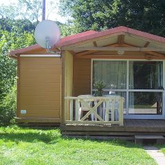 Camping Pas Cher vous présente avec son site Officiel campingpascher.fr, le Établissement Les Mérilles, situé sur la commune de Doucier dans le département Jura (Franche Comté) en France. L'établissement Les Mérilles vous propose un hébergement de type chalet de 25 m². L'établissement vous propose 4 autres types d'hébergements. Découvrez tous nos séjours à petits prix dans la commune et aux alentours de Doucier du département : Jura (Franche Comté).... En savoir plus : cliquez-ICI.