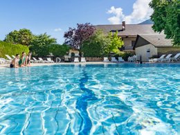 Camping Pas Cher vous présente avec son site Officiel campingpascher.fr, le Camping Romanée - La Ferme De La Serraz classé 5 étoiles, situé sur la commune de Doussard dans le département Haute-savoie (Rhône-alpes) en France. Le camping Romanée - La Ferme De La Serraz vous propose un hébergement de type chalet de 35 m² avec climatisation (télévision). L'établissement vous propose 9 autres types d'hébergements. Découvrez tous nos séjours à petits prix dans la commune et aux alentours de Doussard du département : Haute-savoie (Rhône-alpes). Les Avis clients pour le Camping Romanée - La Ferme De La Serraz sont excellents avec une note moyenne de 8 sur 10. Piscine chauffée, Piscine extérieure, Animation ados, Animations familiales, Club ados, Club enfants, Aire de jeux enfants, Canoë-kayak, Centre équestre, Ping-pong, Piscine, Pétanque, Salle de jeux vidéo, Sports nautiques, Dépôt de pain, Plats à emporter, Restaurant, Snack/Bar,... En savoir plus : cliquez-ICI.