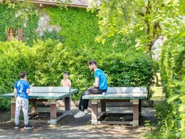 Camping Pas Cher vous présente avec son site Officiel campingpascher.fr, le Camping Romanée - La Ferme De La Serraz classé 5 étoiles, situé sur la commune de Doussard dans le département Haute-savoie (Rhône Alpes) en France. Le camping Romanée - La Ferme De La Serraz, vous présente un hébergement de type mobil-home de 27 m². Le camping Romanée - La Ferme De La Serraz vous proposeun séjour PAS CHER avec une REMISEdu sam. 09 mai au sam. 16 mai 2026, en promotion à -35% pour 7 nuits à 489 € au lieu de 752,31 € soit une Économie de 263,31 €. Cette location propose 14 dates différentes pour réserver votre séjour. Découvrez également les 2 autres gammes d'hébergements du camping. Les Avis clients pour le Camping Romanée - La Ferme De La Serraz sont excellents avec une note moyenne de 8 sur 10. Piscine chauffée, Piscine extérieure, Animation ados, Animations familiales, Club ados, Club enfants, Aire de jeux enfants, Canoë-kayak, Centre équestre, Ping-pong, Piscine, Pétanque, Salle de jeux vidéo, Sports nautiques, Dépôt de pain, Plats à emporter, Restaurant, Snack/Bar,... En savoir plus : cliquez-ICI.