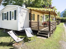 Camping Pas Cher vous présente avec son site Officiel campingpascher.fr, le Camping Romanée - La Ferme De La Serraz classé 5 étoiles, situé sur la commune de Doussard dans le département Haute-savoie (Rhône Alpes) en France. Le camping Romanée - La Ferme De La Serraz, vous présente un hébergement de type mobil-home de 27 m². Le camping Romanée - La Ferme De La Serraz vous proposeun séjour PAS CHER avec une REMISEdu sam. 09 mai au sam. 16 mai 2026, en promotion à -35% pour 7 nuits à 489 € au lieu de 752,31 € soit une Économie de 263,31 €. Cette location propose 14 dates différentes pour réserver votre séjour. Découvrez également les 2 autres gammes d'hébergements du camping. Les Avis clients pour le Camping Romanée - La Ferme De La Serraz sont excellents avec une note moyenne de 8 sur 10. Piscine chauffée, Piscine extérieure, Animation ados, Animations familiales, Club ados, Club enfants, Aire de jeux enfants, Canoë-kayak, Centre équestre, Ping-pong, Piscine, Pétanque, Salle de jeux vidéo, Sports nautiques, Dépôt de pain, Plats à emporter, Restaurant, Snack/Bar,... En savoir plus : cliquez-ICI.