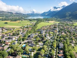 Camping Pas Cher vous présente avec son site Officiel campingpascher.fr, le Camping Romanée - La Ferme De La Serraz classé 5 étoiles, situé sur la commune de Doussard dans le département Haute-savoie (Rhône Alpes) en France. Le camping Romanée - La Ferme De La Serraz vous propose un hébergement de type mobil-home de 28 m². L'établissement vous propose 8 autres types d'hébergements. Découvrez tous nos séjours à petits prix dans la commune et aux alentours de Doussard du département : Haute-savoie (Rhône Alpes). Les Avis clients pour le Camping Romanée - La Ferme De La Serraz sont excellents avec une note moyenne de 8 sur 10. Piscine chauffée, Piscine extérieure, Animation ados, Animations familiales, Club ados, Club enfants, Aire de jeux enfants, Canoë-kayak, Centre équestre, Ping-pong, Piscine, Pétanque, Salle de jeux vidéo, Sports nautiques, Dépôt de pain, Plats à emporter, Restaurant, Snack/Bar,... En savoir plus : cliquez-ICI.