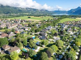 Camping Pas Cher vous présente avec son site Officiel campingpascher.fr, le Camping Romanée - La Ferme De La Serraz classé 5 étoiles, situé sur la commune de Doussard dans le département Haute-savoie (Rhône Alpes) en France. Le camping Romanée - La Ferme De La Serraz vous propose un hébergement de type chalet de 38 m² avec climatisation (télévision). L'établissement vous propose 8 autres types d'hébergements. Découvrez tous nos séjours à petits prix dans la commune et aux alentours de Doussard du département : Haute-savoie (Rhône Alpes). Les Avis clients pour le Camping Romanée - La Ferme De La Serraz sont excellents avec une note moyenne de 8 sur 10. Piscine chauffée, Piscine extérieure, Animation ados, Animations familiales, Club ados, Club enfants, Aire de jeux enfants, Canoë-kayak, Centre équestre, Ping-pong, Piscine, Pétanque, Salle de jeux vidéo, Sports nautiques, Dépôt de pain, Plats à emporter, Restaurant, Snack/Bar,... En savoir plus : cliquez-ICI.
