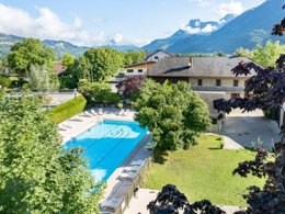 Camping Pas Cher vous présente avec son site Officiel campingpascher.fr, le Camping Romanée - La Ferme De La Serraz classé 5 étoiles, situé sur la commune de Doussard dans le département Haute-savoie (Rhône Alpes) en France. Le camping Romanée - La Ferme De La Serraz vous propose un hébergement de type mobil-home de 31 m². L'établissement vous propose 8 autres types d'hébergements. Découvrez tous nos séjours à petits prix dans la commune et aux alentours de Doussard du département : Haute-savoie (Rhône Alpes). Les Avis clients pour le Camping Romanée - La Ferme De La Serraz sont excellents avec une note moyenne de 8 sur 10. Piscine chauffée, Piscine extérieure, Animation ados, Animations familiales, Club ados, Club enfants, Aire de jeux enfants, Canoë-kayak, Centre équestre, Ping-pong, Piscine, Pétanque, Salle de jeux vidéo, Sports nautiques, Dépôt de pain, Plats à emporter, Restaurant, Snack/Bar,... En savoir plus : cliquez-ICI.