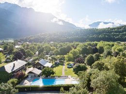 Camping Pas Cher vous présente avec son site Officiel campingpascher.fr, le Camping Romanée - La Ferme De La Serraz classé 5 étoiles, situé sur la commune de Doussard dans le département Haute-savoie (Rhône-alpes) en France. Le camping Romanée - La Ferme De La Serraz vous propose un hébergement de type chalet de 35 m² avec climatisation (télévision). L'établissement vous propose 9 autres types d'hébergements. Découvrez tous nos séjours à petits prix dans la commune et aux alentours de Doussard du département : Haute-savoie (Rhône-alpes). Les Avis clients pour le Camping Romanée - La Ferme De La Serraz sont excellents avec une note moyenne de 8 sur 10. Piscine chauffée, Piscine extérieure, Animation ados, Animations familiales, Club ados, Club enfants, Aire de jeux enfants, Canoë-kayak, Centre équestre, Ping-pong, Piscine, Pétanque, Salle de jeux vidéo, Sports nautiques, Dépôt de pain, Plats à emporter, Restaurant, Snack/Bar,... En savoir plus : cliquez-ICI.