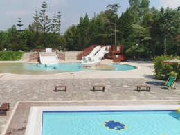 Camping Pas Cher vous présente avec son site Officiel campingpascher.fr, le Camping Village Paestum classé 4 étoiles, situé sur la commune de Eboli dans le département Salerne (Campanie) en Italie. Le camping Village Paestum, vous présente un hébergement de type mobil-home. Le camping Village Paestum vous propose du sam. 23 mai au sam. 30 mai 2026, en promotion à -28% pour 7 nuits à 250 € au lieu de 350,0 € soit une Économie de 100 €. Cette location propose 15 dates différentes pour réserver votre séjour. Découvrez également les 1 autres gammes d'hébergements du camping. Les Avis clients pour le Camping Village Paestum sont de 7 sur 10. Mer, Piscine extérieure, Animations familiales, Club enfants, Aire de jeux enfants, Court de tennis, Ping-pong, Pétanque, Salle de jeux vidéo, Terrain de beach-volley, Bar, Bureau de tabac, Pizzeria, Restaurant, Snack/Bar, Épicerie,... En savoir plus : cliquez-ICI.