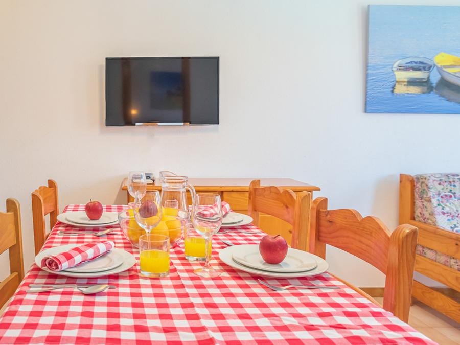 Camping Pas Cher vous présente avec son site Officiel campingpascher.fr, la Résidence Apartaments Comte D'Empuries classé 3 étoiles, située sur la commune de Empuriabrava dans le département Gérone (Catalogne) en Espagne. La résidence Apartaments Comte D'Empuries, vous présente un hébergement de type appartement de 36 m² avec climatisation et télévision. La résidence Apartaments Comte D'Empuries vous propose du vendredi 05 juin au vendredi 12 juin 2026 avec une PROMO de DERNIÈRE MINUTE, en promotion à -14% pour 7 nuits à 519,50 € au lieu de 606,0 € soit une Économie de 86,50 €. Cette location propose 86 dates différentes pour réserver votre séjour. Découvrez également les 6 autres gammes d'hébergements de la résidence. Les Avis clients pour la Résidence Apartaments Comte D'Empuries sont excellents avec une note moyenne de 9 sur 10. Piscine extérieure, Club enfants, Aire de jeux enfants, Centre équestre, Court de tennis, Cyclisme, Jet-ski, Planche à voile, Plongée, Randonnée, Salle de jeux vidéo, Ski nautique, Terrain de basketball, Terrain de beach-volley, Terrain de football, Voile, Restaurant,... En savoir plus : cliquez-ICI.