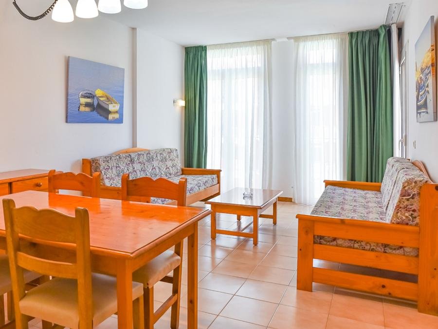 Camping Pas Cher vous présente avec son site Officiel campingpascher.fr, la Résidence Apartaments Comte D'Empuries classé 3 étoiles, située sur la commune de Empuriabrava dans le département Gérone (Catalogne) en Espagne. La résidence Apartaments Comte D'Empuries, vous présente un hébergement de type appartement de 42 m² avec climatisation et télévision. La résidence Apartaments Comte D'Empuries vous propose du vendredi 05 juin au vendredi 12 juin 2026 avec une PROMO de DERNIÈRE MINUTE, en promotion à -14% pour 7 nuits à 606 € au lieu de 707,0 € soit une Économie de 101 €. Cette location propose 71 dates différentes pour réserver votre séjour. Découvrez également les 6 autres gammes d'hébergements de la résidence. Les Avis clients pour la Résidence Apartaments Comte D'Empuries sont excellents avec une note moyenne de 9 sur 10. Piscine extérieure, Club enfants, Aire de jeux enfants, Centre équestre, Court de tennis, Cyclisme, Jet-ski, Planche à voile, Plongée, Randonnée, Salle de jeux vidéo, Ski nautique, Terrain de basketball, Terrain de beach-volley, Terrain de football, Voile, Restaurant,... En savoir plus : cliquez-ICI.
