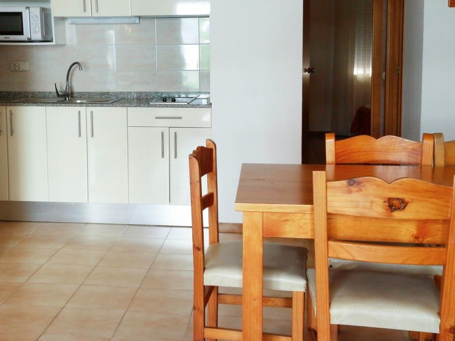 Camping Pas Cher vous présente avec son site Officiel campingpascher.fr, la Résidence Apartaments Comte D'Empuries classé 3 étoiles, située sur la commune de Empuriabrava dans le département Gérone (Catalogne) en Espagne. La résidence Apartaments Comte D'Empuries vous propose un hébergement de type appartement de 35 m² pour 4 personnes avec climatisation (télévision). Cet hébergement propose plus de 85 dates différentes pour réserver ! Pour dévouvrir la période la moins chère, consultez la rubrique 'Tarifs' et sélectionnez votre mois de départ. L'établissement vous propose 6 autres types d'hébergements. Découvrez tous nos séjours à petits prix dans la commune et aux alentours de Empuriabrava du département : Gérone (Catalogne). Les Avis clients pour la Résidence Apartaments Comte D'Empuries sont excellents avec une note moyenne de 9 sur 10. Piscine extérieure, Club enfants, Aire de jeux enfants, Centre équestre, Court de tennis, Cyclisme, Jet-ski, Planche à voile, Plongée, Randonnée, Salle de jeux vidéo, Ski nautique, Terrain de basketball, Terrain de beach-volley, Terrain de football, Voile, Restaurant,... En savoir plus : cliquez-ICI.