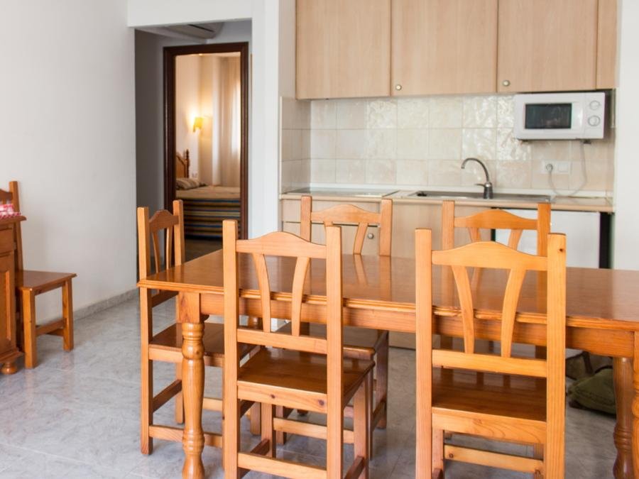Camping Pas Cher vous présente avec son site Officiel campingpascher.fr, la Résidence Apartaments Comte D'Empuries classé 3 étoiles, située sur la commune de Empuriabrava dans le département Gérone (Catalogne) en Espagne. La résidence Apartaments Comte D'Empuries vous propose un hébergement de type appartement de 42 m² pour 6 personnes avec climatisation (télévision). Cet hébergement propose plus de 72 dates différentes pour réserver ! Pour dévouvrir la période la moins chère, consultez la rubrique 'Tarifs' et sélectionnez votre mois de départ. L'établissement vous propose 6 autres types d'hébergements. Découvrez tous nos séjours à petits prix dans la commune et aux alentours de Empuriabrava du département : Gérone (Catalogne). Les Avis clients pour la Résidence Apartaments Comte D'Empuries sont excellents avec une note moyenne de 9 sur 10. Piscine extérieure, Club enfants, Aire de jeux enfants, Centre équestre, Court de tennis, Cyclisme, Jet-ski, Planche à voile, Plongée, Randonnée, Salle de jeux vidéo, Ski nautique, Terrain de basketball, Terrain de beach-volley, Terrain de football, Voile, Restaurant,... En savoir plus : cliquez-ICI.