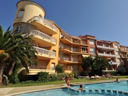 Camping Pas Cher vous présente avec son site Officiel campingpascher.fr, la Résidence Apartaments Comte D'Empuries classé 3 étoiles, située sur la commune de Empuriabrava dans le département Gérone (Catalogne) en Espagne. La résidence Apartaments Comte D'Empuries, vous présente un hébergement de type appartement de 35 m² pour 4 personnes avec climatisation et télévision. La résidence Apartaments Comte D'Empuries vous propose du lundi 16 mars au lundi 23 mars 2026, en promotion à -14% pour 7 nuits à 503,25 € au lieu de 587,0 € soit une Économie de 83,75 €. Cette location propose 223 dates différentes pour réserver votre séjour. Découvrez également les 4 autres gammes d'hébergements de la résidence. Les Avis clients pour la Résidence Apartaments Comte D'Empuries sont excellents avec une note moyenne de 9 sur 10. Piscine extérieure, Club enfants, Aire de jeux enfants, Centre équestre, Court de tennis, Cyclisme, Jet-ski, Planche à voile, Plongée, Randonnée, Salle de jeux vidéo, Ski nautique, Terrain de basketball, Terrain de beach-volley, Terrain de football, Voile, Restaurant,... En savoir plus : cliquez-ICI.