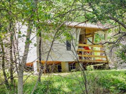 Camping Pas Cher vous présente avec son site Officiel campingpascher.fr, le Camping Des Randonneurs classé 2 étoiles, situé sur la commune de Fenouillet dans le département Pyrénées-orientales (Languedoc Roussillon) en France. Le camping Des Randonneurs, vous présente un hébergement de type mobil-home de 26 m². Le camping Des Randonneurs vous propose du mardi 25 août au mardi 01 septembre 2026 pour 7 nuits à 224€. Cette location propose 179 dates différentes pour réserver votre séjour. Découvrez également les 6 autres gammes d'hébergements du camping. Les Avis clients pour le Camping Des Randonneurs sont excellents avec une note moyenne de 9 sur 10. LacMer, Piscine extérieure, Aire de jeux enfants, Baby-foot, Canoë-kayak, Canyoning, Ping-pong, Planche à voile, Pétanque, Rafting, Randonnée, Terrain multisports, Trampoline, Restaurant, Snack/Bar, Supermarché, Épicerie,... En savoir plus : cliquez-ICI.