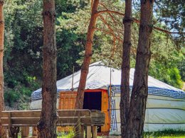 Camping Pas Cher vous présente avec son site Officiel campingpascher.fr, le Camping Des Randonneurs classé 2 étoiles, situé sur la commune de Fenouillet dans le département Pyrénées-orientales (Languedoc Roussillon) en France. Le camping Des Randonneurs, vous présente un hébergement de type hébergement insolite de 20 m² pour 4 personnes. Le camping Des Randonneurs vous propose du vendredi 17 avril au vendredi 24 avril 2026 pour 7 nuits à 239€. Cette location propose 179 dates différentes pour réserver votre séjour. Découvrez également les 6 autres gammes d'hébergements du camping. Les Avis clients pour le Camping Des Randonneurs sont excellents avec une note moyenne de 9 sur 10. LacMer, Piscine extérieure, Aire de jeux enfants, Baby-foot, Canoë-kayak, Canyoning, Ping-pong, Planche à voile, Pétanque, Rafting, Randonnée, Terrain multisports, Trampoline, Restaurant, Snack/Bar, Supermarché, Épicerie,... En savoir plus : cliquez-ICI.