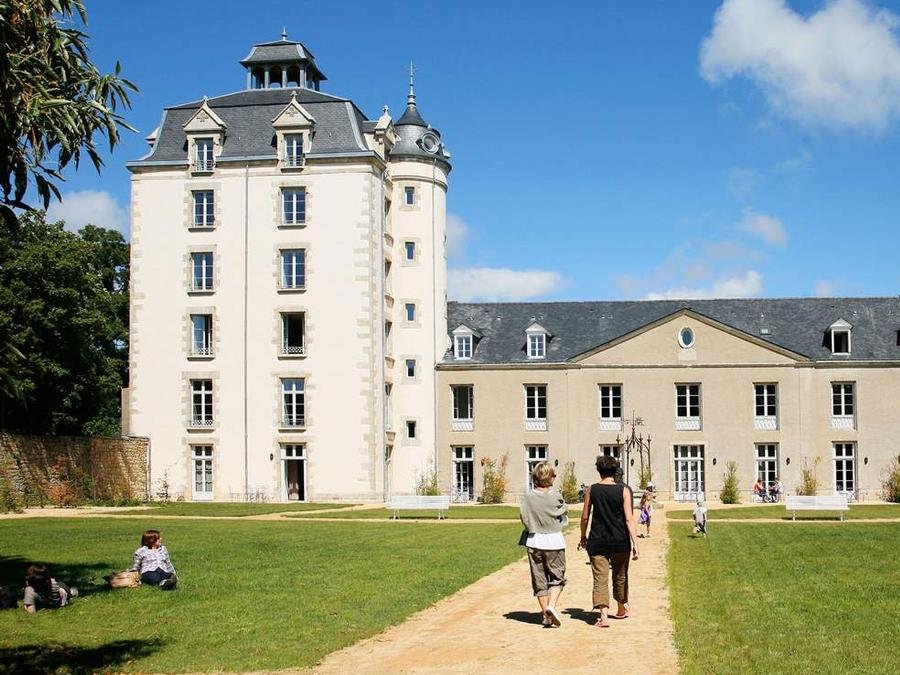 Camping Pas Cher vous présente avec son site Officiel campingpascher.fr, la Résidence Odalys Prestige Le Château De Keravéon, située sur la commune de Erdeven dans le département Morbihan (Bretagne) en France. La résidence Odalys Prestige Le Château De Keravéon, vous présente un hébergement de type appartement de 45 m² et télévision. La résidence Odalys Prestige Le Château De Keravéon vous proposeun séjour PAS CHER avec une REMISEdu sam. 11 juillet au sam. 18 juillet 2026, en promotion à -30% pour 7 nuits à 972,30 € au lieu de 1389,0 € soit une Économie de 416,70 €. Cette location propose 21 dates différentes pour réserver votre séjour. Découvrez également les 4 autres gammes d'hébergements de la résidence. Les Avis clients pour la Résidence Odalys Prestige Le Château De Keravéon sont de 7 sur 10. Piscine chauffée, Piscine extérieure, Aire de jeux enfants, Canoë-kayak, Centre équestre, Court de tennis, Cyclisme, Golf, Plongée, Randonnée, Surf, Boulangerie, Bureau de tabac, Station-service, Supermarché,... En savoir plus : cliquez-ICI.