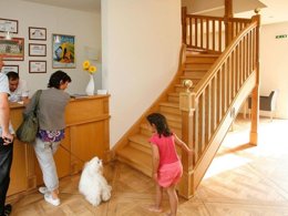 Camping Pas Cher vous présente avec son site Officiel campingpascher.fr, la Résidence Odalys Prestige Le Château De Keravéon, située sur la commune de Erdeven dans le département Morbihan (Bretagne) en France. La résidence Odalys Prestige Le Château De Keravéon, vous présente un hébergement de type studio de 15 m² et télévision. La résidence Odalys Prestige Le Château De Keravéon vous propose du sam. 26 septembre au sam. 03 octobre 2026 pour 7 nuits à 299€. Cette location propose 30 dates différentes pour réserver votre séjour. Découvrez également les 4 autres gammes d'hébergements de la résidence. Les Avis clients pour la Résidence Odalys Prestige Le Château De Keravéon sont de 7 sur 10. Piscine chauffée, Piscine extérieure, Aire de jeux enfants, Canoë-kayak, Centre équestre, Court de tennis, Cyclisme, Golf, Plongée, Randonnée, Surf, Boulangerie, Bureau de tabac, Station-service, Supermarché,... En savoir plus : cliquez-ICI.