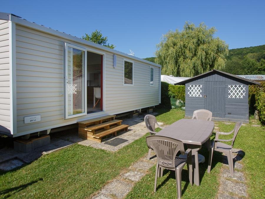 Camping Pas Cher vous présente avec son site Officiel campingpascher.fr, le Camping Sites Et Paysages - Domaine De La Catinière classé 4 étoiles, situé sur la commune de Fiquefleur Equainville dans le département Eure (Haute Normandie) en France. Le camping Sites Et Paysages - Domaine De La Catinière, vous présente un hébergement de type mobil-home de 28 m² pour 4 personnes et télévision. Le camping Sites Et Paysages - Domaine De La Catinière vous propose du vendredi 18 septembre au vendredi 25 septembre 2026 pour 7 nuits à 425.7€. Cette location propose 53 dates différentes pour réserver votre séjour. Découvrez également les 12 autres gammes d'hébergements du camping. Les Avis clients pour le Camping Sites Et Paysages - Domaine De La Catinière sont excellents avec une note moyenne de 8 sur 10. Piscine chauffée, Piscine extérieure, Animations familiales, Aire de jeux enfants, Baby-foot, Centre équestre, Cyclisme, Flipper, Parcours sportif, Piscine, Pétanque, Randonnée, Terrain de football, Trampoline, Dépôt de pain, Snack/Bar, Épicerie,... En savoir plus : cliquez-ICI.