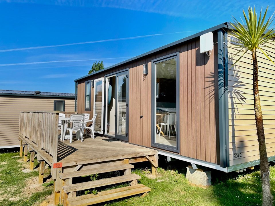 Camping Pas Cher vous présente avec son site Officiel campingpascher.fr, le Camping Du Val classé 3 étoiles, situé sur la commune de Erquy dans le département Côtes-d'armor (Bretagne) en France. Le camping Du Val vous propose un hébergement de type mobil-home de 30 m² (télévision). L'établissement vous propose 15 autres types d'hébergements. Découvrez tous nos séjours à petits prix dans la commune et aux alentours de Erquy du département : Côtes-d'armor (Bretagne). Les Avis clients pour le Camping Du Val sont excellents avec une note moyenne de 8 sur 10. Piscine couverte, Piscine extérieure, Animations familiales, Club enfants, Aire de jeux enfants, Cyclisme, Ping-pong, Pétanque, Randonnée, Bar, Brasserie, Créperie, Dépôt de pain, Pizzeria, Snack/Bar,... En savoir plus : cliquez-ICI.