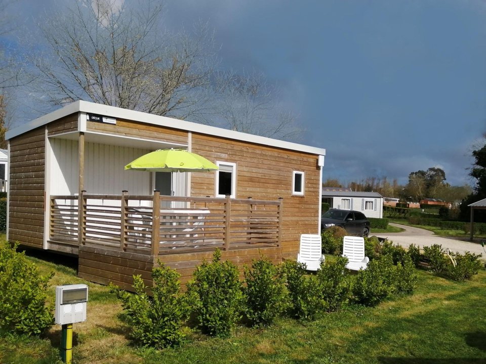 Camping Pas Cher vous présente avec son site Officiel campingpascher.fr, le Camping Du Val classé 3 étoiles, situé sur la commune de Erquy dans le département Côtes-d'armor (Bretagne) en France. Le camping Du Val vous propose un hébergement de type mobil-home de 28 m² (télévision). L'établissement vous propose 13 autres types d'hébergements. Découvrez tous nos séjours à petits prix dans la commune et aux alentours de Erquy du département : Côtes-d'armor (Bretagne). Les Avis clients pour le Camping Du Val sont excellents avec une note moyenne de 8 sur 10. Piscine couverte, Piscine extérieure, Animations familiales, Club enfants, Aire de jeux enfants, Cyclisme, Ping-pong, Pétanque, Randonnée, Bar, Brasserie, Créperie, Dépôt de pain, Pizzeria, Snack/Bar,... En savoir plus : cliquez-ICI.