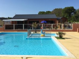 Camping Pas Cher vous présente avec son site Officiel campingpascher.fr, le Camping Du Val classé 3 étoiles, situé sur la commune de Erquy dans le département Côtes-d'armor (Bretagne) en France. Le camping Du Val, vous présente un hébergement de type mobil-home de 28 m² et télévision. Le camping Du Val vous propose du sam. 06 juin au sam. 13 juin 2026 pour 7 nuits à 369€. Cette location propose 12 dates différentes pour réserver votre séjour. Découvrez également les 15 autres gammes d'hébergements du camping. Les Avis clients pour le Camping Du Val sont excellents avec une note moyenne de 8 sur 10. Piscine couverte, Piscine extérieure, Animations familiales, Club enfants, Aire de jeux enfants, Cyclisme, Ping-pong, Pétanque, Randonnée, Bar, Brasserie, Créperie, Dépôt de pain, Pizzeria, Snack/Bar,... En savoir plus : cliquez-ICI.