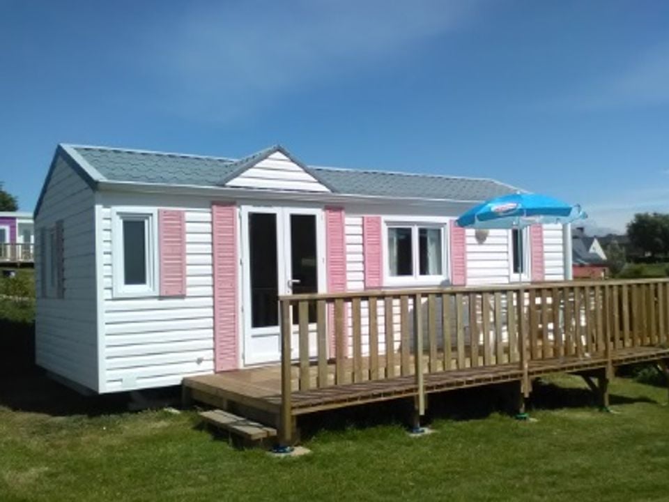 Camping Pas Cher vous présente avec son site Officiel campingpascher.fr, le Camping Du Val classé 3 étoiles, situé sur la commune de Erquy dans le département Côtes-d'armor (Bretagne) en France. Le camping Du Val vous propose un hébergement de type mobil-home de 30 m² (télévision). L'établissement vous propose 15 autres types d'hébergements. Découvrez tous nos séjours à petits prix dans la commune et aux alentours de Erquy du département : Côtes-d'armor (Bretagne). Les Avis clients pour le Camping Du Val sont excellents avec une note moyenne de 8 sur 10. Piscine couverte, Piscine extérieure, Animations familiales, Club enfants, Aire de jeux enfants, Cyclisme, Ping-pong, Pétanque, Randonnée, Bar, Brasserie, Créperie, Dépôt de pain, Pizzeria, Snack/Bar,... En savoir plus : cliquez-ICI.