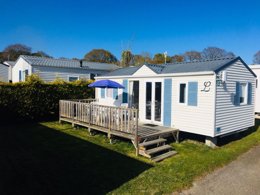 Camping Pas Cher vous présente avec son site Officiel campingpascher.fr, le Camping Du Val classé 3 étoiles, situé sur la commune de Erquy dans le département Côtes-d'armor (Bretagne) en France. Le camping Du Val vous propose un hébergement de type mobil-home de 32 m² (télévision). L'établissement vous propose 15 autres types d'hébergements. Découvrez tous nos séjours à petits prix dans la commune et aux alentours de Erquy du département : Côtes-d'armor (Bretagne). Les Avis clients pour le Camping Du Val sont excellents avec une note moyenne de 8 sur 10. Piscine couverte, Piscine extérieure, Animations familiales, Club enfants, Aire de jeux enfants, Cyclisme, Ping-pong, Pétanque, Randonnée, Bar, Brasserie, Créperie, Dépôt de pain, Pizzeria, Snack/Bar,... En savoir plus : cliquez-ICI.