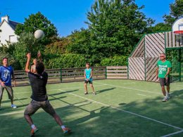 Camping Pas Cher vous présente avec son site Officiel campingpascher.fr, le Camping Paradis - Bellevue classé 4 étoiles, situé sur la commune de Erquy dans le département Côtes-d'armor (Bretagne) en France. Le camping Paradis - Bellevue vous propose un hébergement de type mobil-home de 36 m² pour 6 personnes (télévision). L'établissement vous propose 10 autres types d'hébergements. Découvrez tous nos séjours à petits prix dans la commune et aux alentours de Erquy du département : Côtes-d'armor (Bretagne). Les Avis clients pour le Camping Paradis - Bellevue sont excellents avec une note moyenne de 8 sur 10. Mer, Parc aquatique, Piscine couverte, Piscine extérieure, Animations familiales, Club ados, Club enfants, Aire de jeux enfants, Ping-pong, Pétanque, Randonnée, Salle de jeux vidéo, Terrain multisports, Bar, Dépôt de pain, Snack/Bar, Épicerie,... En savoir plus : cliquez-ICI.