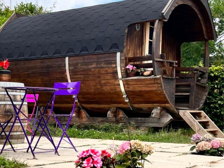 Camping Pas Cher vous présente avec son site Officiel campingpascher.fr, le Camping La Grappe Fleurie classé 5 étoiles, situé sur la commune de Fleurie dans le département Rhône (Rhône Alpes) en France. Le camping La Grappe Fleurie, vous présente un hébergement de type hébergement insolite de 8 m² pour 2 personnes. Le camping La Grappe Fleurie vous propose du lundi 14 septembre au lundi 21 septembre 2026 pour 7 nuits à 539.01€. Cette location propose 22 dates différentes pour réserver votre séjour. Découvrez également les 14 autres gammes d'hébergements du camping. Les Avis clients pour le Camping La Grappe Fleurie sont de 7 sur 10. Piscine chauffée, Piscine extérieure, Animation enfants, Animations familiales, Aire de jeux enfants, Baby-foot, Centre équestre, Court de tennis, Cyclisme, Flipper, Ping-pong, Piscine, Pétanque, Randonnée, Salle de jeux vidéo, Bar, Boulangerie, Bureau de tabac, Dépôt de pain, Pizzeria, Plats à emporter, Restaurant, Supermarché, Épicerie,... En savoir plus : cliquez-ICI.