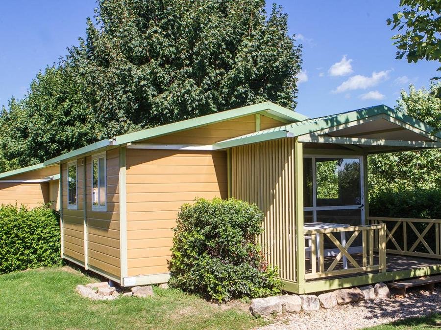 Camping Pas Cher vous présente avec son site Officiel campingpascher.fr, le Camping La Grappe Fleurie classé 5 étoiles, situé sur la commune de Fleurie dans le département Rhône (Rhône Alpes) en France. Le camping La Grappe Fleurie, vous présente un hébergement de type chalet de 25 m² pour 2 personnes. Le camping La Grappe Fleurie vous propose du lundi 14 septembre au lundi 21 septembre 2026 pour 7 nuits à 482.51€. Cette location propose 31 dates différentes pour réserver votre séjour. Découvrez également les 14 autres gammes d'hébergements du camping. Les Avis clients pour le Camping La Grappe Fleurie sont de 7 sur 10. Piscine chauffée, Piscine extérieure, Animation enfants, Animations familiales, Aire de jeux enfants, Baby-foot, Centre équestre, Court de tennis, Cyclisme, Flipper, Ping-pong, Piscine, Pétanque, Randonnée, Salle de jeux vidéo, Bar, Boulangerie, Bureau de tabac, Dépôt de pain, Pizzeria, Plats à emporter, Restaurant, Supermarché, Épicerie,... En savoir plus : cliquez-ICI.
