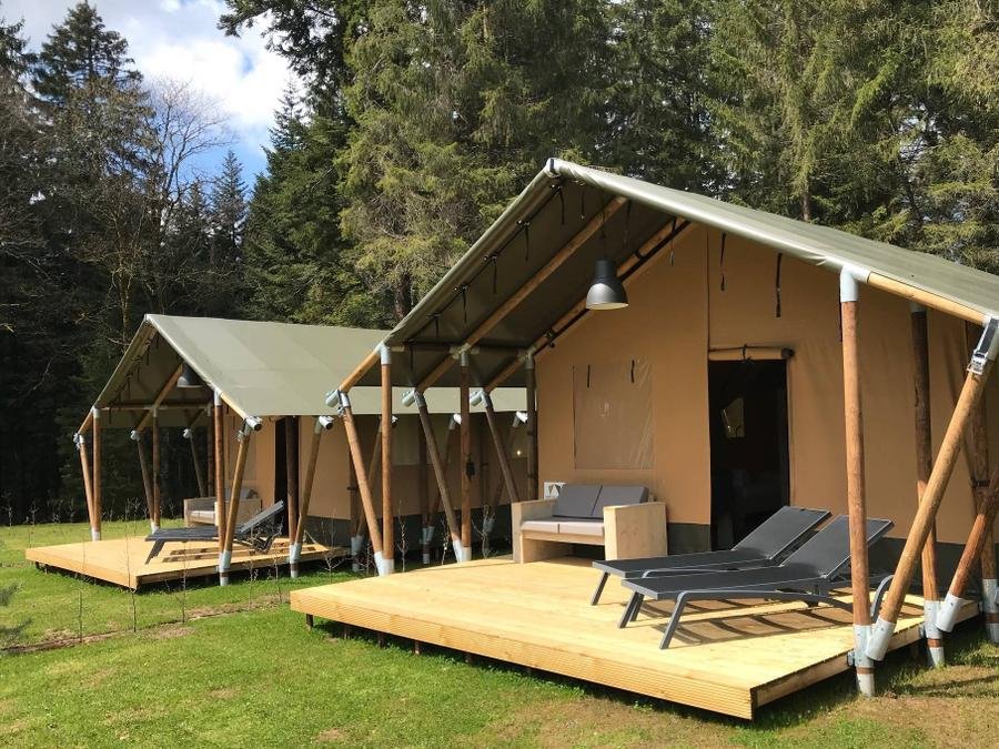 Camping Pas Cher vous présente avec son site Officiel campingpascher.fr, le Camping La Grappe Fleurie classé 5 étoiles, situé sur la commune de Fleurie dans le département Rhône (Rhône Alpes) en France. Le camping La Grappe Fleurie, vous présente un hébergement de type tente en toile et bois pour 1 personne. Le camping La Grappe Fleurie vous propose du dimanche 20 septembre au dimanche 27 septembre 2026 pour 7 nuits à 936.77€. Cette location propose 91 dates différentes pour réserver votre séjour. Découvrez également les 14 autres gammes d'hébergements du camping. Les Avis clients pour le Camping La Grappe Fleurie sont de 7 sur 10. Piscine chauffée, Piscine extérieure, Animation enfants, Animations familiales, Aire de jeux enfants, Baby-foot, Centre équestre, Court de tennis, Cyclisme, Flipper, Ping-pong, Piscine, Pétanque, Randonnée, Salle de jeux vidéo, Bar, Boulangerie, Bureau de tabac, Dépôt de pain, Pizzeria, Plats à emporter, Restaurant, Supermarché, Épicerie,... En savoir plus : cliquez-ICI.