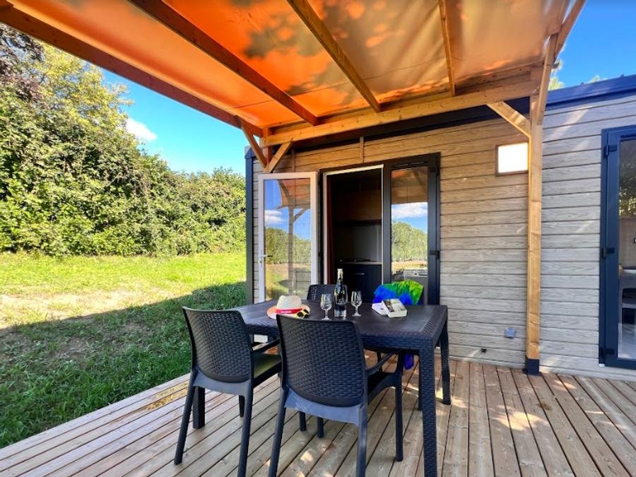 Camping Pas Cher vous présente avec son site Officiel campingpascher.fr, le Camping La Grappe Fleurie classé 5 étoiles, situé sur la commune de Fleurie dans le département Rhône (Rhône Alpes) en France. Le camping La Grappe Fleurie, vous présente un hébergement de type mobil-home de 34 m² avec climatisation. Le camping La Grappe Fleurie vous proposeun séjour PAS CHER avec une REMISEdu dimanche 07 juin au dimanche 14 juin 2026, en promotion à -50% pour 7 nuits à 529 € au lieu de 1059,0 € soit une Économie de 530 €. Cette location propose 67 dates différentes pour réserver votre séjour. Découvrez également les 14 autres gammes d'hébergements du camping. Les Avis clients pour le Camping La Grappe Fleurie sont de 7 sur 10. Piscine chauffée, Piscine extérieure, Animation enfants, Animations familiales, Aire de jeux enfants, Baby-foot, Centre équestre, Court de tennis, Cyclisme, Flipper, Ping-pong, Piscine, Pétanque, Randonnée, Salle de jeux vidéo, Bar, Boulangerie, Bureau de tabac, Dépôt de pain, Pizzeria, Plats à emporter, Restaurant, Supermarché, Épicerie,... En savoir plus : cliquez-ICI.