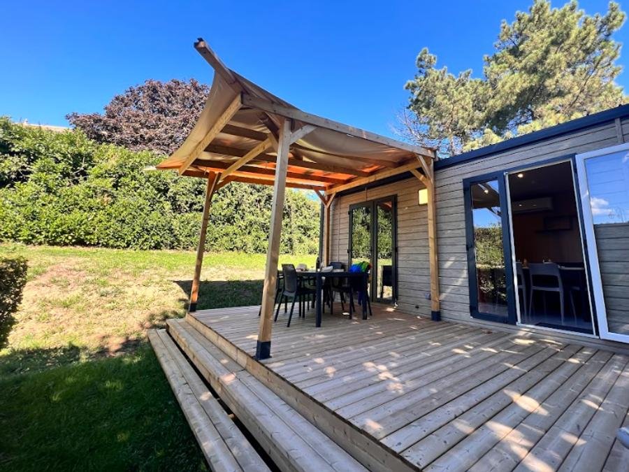 Camping Pas Cher vous présente avec son site Officiel campingpascher.fr, le Camping La Grappe Fleurie classé 5 étoiles, situé sur la commune de Fleurie dans le département Rhône (Rhône Alpes) en France. Le camping La Grappe Fleurie, vous présente un hébergement de type mobil-home de 34 m² avec climatisation. Le camping La Grappe Fleurie vous proposeun séjour PAS CHER avec une REMISEdu jeudi 04 juin au jeudi 11 juin 2026 avec une PROMO de DERNIÈRE MINUTE, en promotion à -50% pour 7 nuits à 549 € au lieu de 1110,5 € soit une Économie de 561,50 €. Cette location propose 62 dates différentes pour réserver votre séjour. Découvrez également les 14 autres gammes d'hébergements du camping. Les Avis clients pour le Camping La Grappe Fleurie sont de 7 sur 10. Piscine chauffée, Piscine extérieure, Animation enfants, Animations familiales, Aire de jeux enfants, Baby-foot, Centre équestre, Court de tennis, Cyclisme, Flipper, Ping-pong, Piscine, Pétanque, Randonnée, Salle de jeux vidéo, Bar, Boulangerie, Bureau de tabac, Dépôt de pain, Pizzeria, Plats à emporter, Restaurant, Supermarché, Épicerie,... En savoir plus : cliquez-ICI.