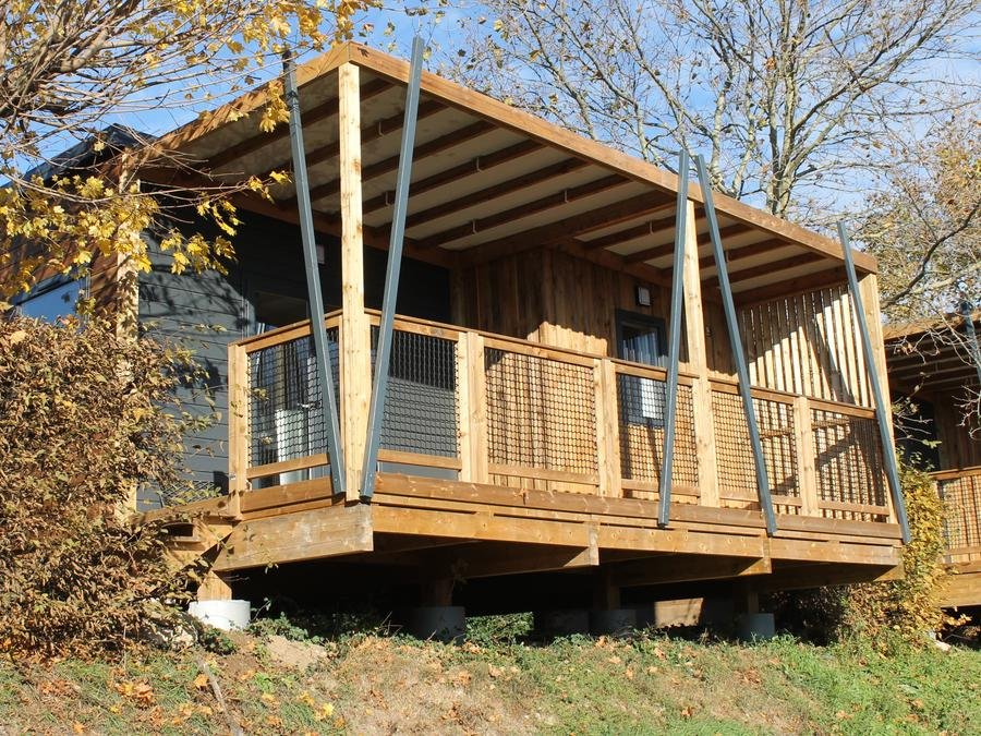 Camping Pas Cher vous présente avec son site Officiel campingpascher.fr, le Camping La Grappe Fleurie classé 5 étoiles, situé sur la commune de Fleurie dans le département Rhône (Rhône Alpes) en France. Le camping La Grappe Fleurie, vous présente un hébergement de type chalet de 26 m² avec climatisation. Le camping La Grappe Fleurie vous proposeun séjour PAS CHER avec une REMISEdu dimanche 14 juin au dimanche 21 juin 2026, en promotion à -52% pour 7 nuits à 509 € au lieu de 1060,5 € soit une Économie de 551,50 €. Cette location propose 59 dates différentes pour réserver votre séjour. Découvrez également les 14 autres gammes d'hébergements du camping. Les Avis clients pour le Camping La Grappe Fleurie sont de 7 sur 10. Piscine chauffée, Piscine extérieure, Animation enfants, Animations familiales, Aire de jeux enfants, Baby-foot, Centre équestre, Court de tennis, Cyclisme, Flipper, Ping-pong, Piscine, Pétanque, Randonnée, Salle de jeux vidéo, Bar, Boulangerie, Bureau de tabac, Dépôt de pain, Pizzeria, Plats à emporter, Restaurant, Supermarché, Épicerie,... En savoir plus : cliquez-ICI.