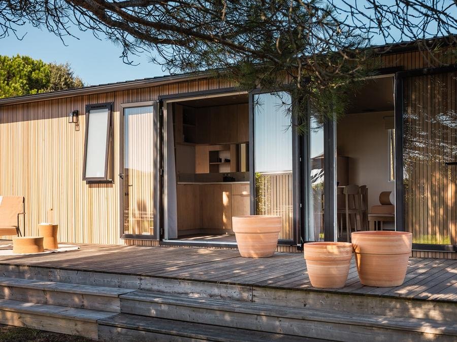 Camping Pas Cher vous présente avec son site Officiel campingpascher.fr, le Camping La Grappe Fleurie classé 5 étoiles, situé sur la commune de Fleurie dans le département Rhône (Rhône Alpes) en France. Le camping La Grappe Fleurie, vous présente un hébergement de type mobil-home de 40 m² avec climatisation. Le camping La Grappe Fleurie vous propose du lundi 14 septembre au lundi 21 septembre 2026 pour 7 nuits à 1273.51€. Cette location propose 23 dates différentes pour réserver votre séjour. Découvrez également les 14 autres gammes d'hébergements du camping. Les Avis clients pour le Camping La Grappe Fleurie sont de 7 sur 10. Piscine chauffée, Piscine extérieure, Animation enfants, Animations familiales, Aire de jeux enfants, Baby-foot, Centre équestre, Court de tennis, Cyclisme, Flipper, Ping-pong, Piscine, Pétanque, Randonnée, Salle de jeux vidéo, Bar, Boulangerie, Bureau de tabac, Dépôt de pain, Pizzeria, Plats à emporter, Restaurant, Supermarché, Épicerie,... En savoir plus : cliquez-ICI.
