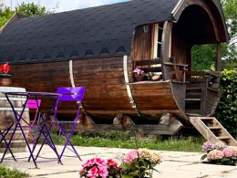 Camping Pas Cher vous présente avec son site Officiel campingpascher.fr, le Camping La Grappe Fleurie classé 5 étoiles, situé sur la commune de Fleurie dans le département Rhône (Rhône Alpes) en France. Le camping La Grappe Fleurie, vous présente un hébergement de type hébergement insolite de 8 m² pour 2 personnes. Le camping La Grappe Fleurie vous propose du dimanche 28 juin au dimanche 05 juillet 2026, en promotion à -8% pour 7 nuits à 514,60 € au lieu de 559,35 € soit une Économie de 44,75 €. Cette location propose 111 dates différentes pour réserver votre séjour. Découvrez également les 11 autres gammes d'hébergements du camping. Les Avis clients pour le Camping La Grappe Fleurie sont de 7 sur 10. Piscine chauffée, Piscine extérieure, Animation enfants, Animations familiales, Aire de jeux enfants, Baby-foot, Centre équestre, Court de tennis, Cyclisme, Flipper, Ping-pong, Piscine, Pétanque, Randonnée, Salle de jeux vidéo, Bar, Boulangerie, Bureau de tabac, Dépôt de pain, Pizzeria, Plats à emporter, Restaurant, Supermarché, Épicerie,... En savoir plus : cliquez-ICI.