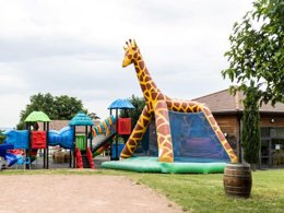 Camping Pas Cher vous présente avec son site Officiel campingpascher.fr, le Camping La Grappe Fleurie classé 5 étoiles, situé sur la commune de Fleurie dans le département Rhône (Rhône Alpes) en France. Le camping La Grappe Fleurie, vous présente un hébergement de type hébergement insolite de 8 m² pour 2 personnes. Le camping La Grappe Fleurie vous propose du sam. 30 mai au sam. 06 juin 2026, en promotion à -8% pour 7 nuits à 566,58 € au lieu de 615,85 € soit une Économie de 49,27 €. Cette location propose 107 dates différentes pour réserver votre séjour. Découvrez également les 11 autres gammes d'hébergements du camping. Les Avis clients pour le Camping La Grappe Fleurie sont de 7 sur 10. Piscine chauffée, Piscine extérieure, Animation enfants, Animations familiales, Aire de jeux enfants, Baby-foot, Centre équestre, Court de tennis, Cyclisme, Flipper, Ping-pong, Piscine, Pétanque, Randonnée, Salle de jeux vidéo, Bar, Boulangerie, Bureau de tabac, Dépôt de pain, Pizzeria, Plats à emporter, Restaurant, Supermarché, Épicerie,... En savoir plus : cliquez-ICI.