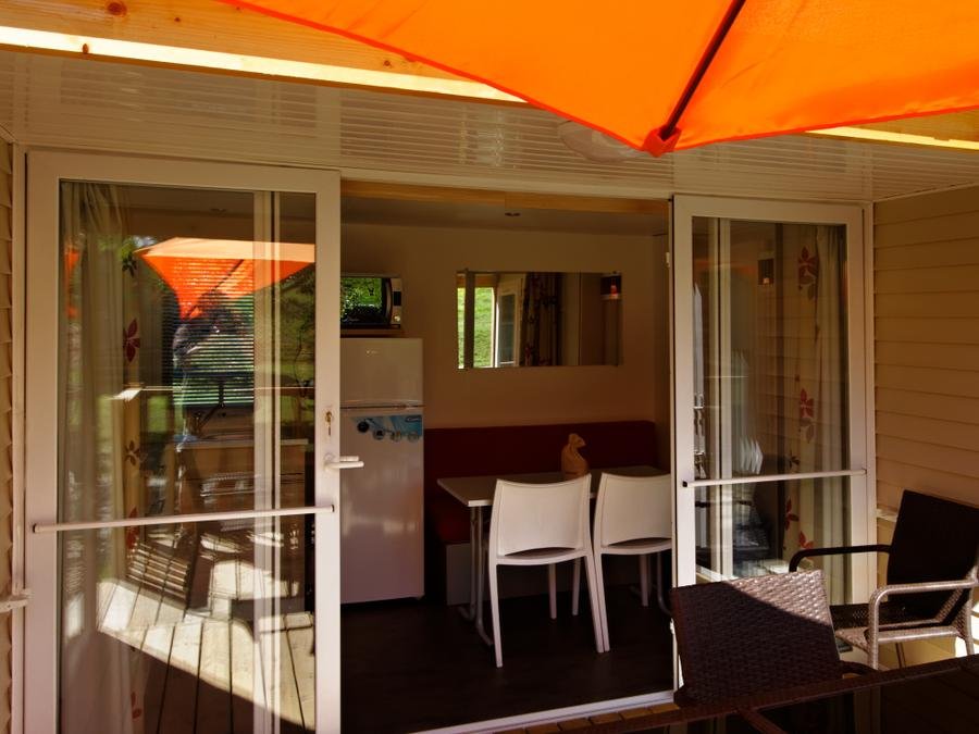 Camping Pas Cher vous présente avec son site Officiel campingpascher.fr, le Camping Du Lac classé 4 étoiles, situé sur la commune de Foix dans le département Ariège (Midi Pyrénées) en France. Le camping Du Lac, vous présente un hébergement de type mobil-home de 26 m². Le camping Du Lac vous propose du sam. 10 octobre au sam. 17 octobre 2026, en promotion à -29% pour 7 nuits à 338,10 € au lieu de 483,0 € soit une Économie de 144,90 €. Cette location propose 59 dates différentes pour réserver votre séjour. Découvrez également les 8 autres gammes d'hébergements du camping. Les Avis clients pour le Camping Du Lac sont de 7 sur 10. Rivière, Piscine extérieure, Animations familiales, Aire de jeux enfants, Pétanque, Bar, Dépôt de pain, Restaurant,... En savoir plus : cliquez-ICI.