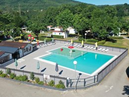 Camping Pas Cher vous présente avec son site Officiel campingpascher.fr, le Camping Du Lac classé 4 étoiles, situé sur la commune de Foix dans le département Ariège (Midi Pyrénées) en France. Le camping Du Lac, vous présente un hébergement de type mobil-home de 32 m² et télévision. Le camping Du Lac vous proposeun séjour PAS CHER avec une REMISEdu sam. 10 octobre au sam. 17 octobre 2026, en promotion à -30% pour 7 nuits à 323,40 € au lieu de 462,0 € soit une Économie de 138,60 €. Cette location propose 60 dates différentes pour réserver votre séjour. Découvrez également les 8 autres gammes d'hébergements du camping. Les Avis clients pour le Camping Du Lac sont de 7 sur 10. Rivière, Piscine extérieure, Animations familiales, Aire de jeux enfants, Pétanque, Bar, Dépôt de pain, Restaurant,... En savoir plus : cliquez-ICI.