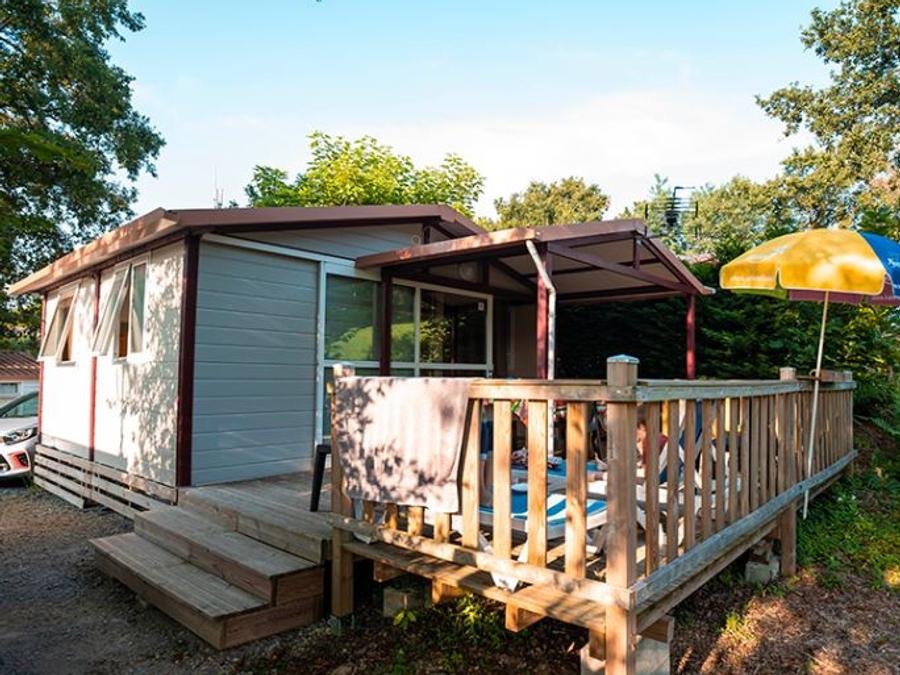 Camping Pas Cher vous présente avec son site Officiel campingpascher.fr, le Camping Biper Gorri classé 4 étoiles, situé sur la commune de Espelette dans le département Pyrénées-atlantiques (Aquitaine) en France. Le camping Biper Gorri vous propose un hébergement de type chalet de 24 m² pour 5 personnes (télévision). L'établissement vous propose 22 autres types d'hébergements. Découvrez tous nos séjours à petits prix dans la commune et aux alentours de Espelette du département : Pyrénées-atlantiques (Aquitaine). Les Avis clients pour le Camping Biper Gorri sont excellents avec une note moyenne de 8 sur 10. Piscine couverte, Piscine extérieure, Animations familiales, Club enfants, Aire de jeux enfants, Baby-foot, Canoë-kayak, Centre équestre, Court de tennis, Golf, Ping-pong, Piscine, Pétanque, Salle de fitness, Terrain multisports, Bar, Dépôt de pain, Plats à emporter, Snack/Bar, Épicerie,... En savoir plus : cliquez-ICI.