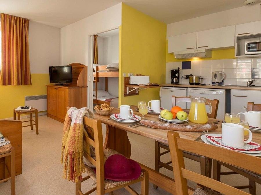 Camping Pas Cher vous présente avec son site Officiel campingpascher.fr, la Résidence Odalys Référence Mille Soleils classé 3 étoiles, située sur la commune de Font Romeu dans le département Pyrénées-orientales (Languedoc Roussillon) en France. La résidence Odalys Référence Mille Soleils, vous présente un hébergement de type studio de 22 m² et télévision. La résidence Odalys Référence Mille Soleils vous proposeun séjour PAS CHER avec une REMISEdu sam. 25 juillet au sam. 01 août 2026, en promotion à -30% pour 7 nuits à 517,30 € au lieu de 739,0 € soit une Économie de 221,70 €. Cette location propose 10 dates différentes pour réserver votre séjour. Découvrez également les 7 autres gammes d'hébergements de la résidence. Les Avis clients pour la Résidence Odalys Référence Mille Soleils sont de 6 sur 10. Piscine couverte, Piscine extérieure, Aire de jeux enfants, Canoë-kayak, Centre équestre, Court de tennis, Cyclisme, Golf, Parcours sportif, Pétanque, Randonnée, Salle de fitness, Trampoline, Boulangerie, Station-service, Supermarché,... En savoir plus : cliquez-ICI.