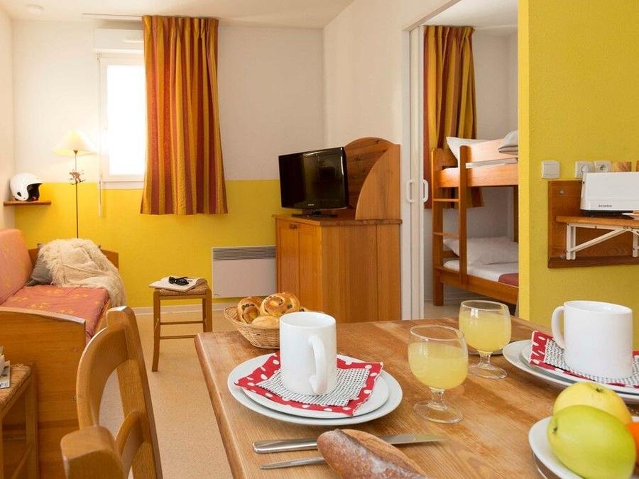 Camping Pas Cher vous présente avec son site Officiel campingpascher.fr, la Résidence Odalys Référence Mille Soleils classé 3 étoiles, située sur la commune de Font Romeu dans le département Pyrénées-orientales (Languedoc Roussillon) en France. La résidence Odalys Référence Mille Soleils, vous présente un hébergement de type appartement de 26 m² pour 2 personnes et télévision. La résidence Odalys Référence Mille Soleils vous proposeun séjour PAS CHER avec une REMISEdu sam. 11 juillet au sam. 18 juillet 2026, en promotion à -30% pour 7 nuits à 559,30 € au lieu de 799,0 € soit une Économie de 239,70 €. Cette location propose 10 dates différentes pour réserver votre séjour. Découvrez également les 7 autres gammes d'hébergements de la résidence. Les Avis clients pour la Résidence Odalys Référence Mille Soleils sont de 6 sur 10. Piscine couverte, Piscine extérieure, Aire de jeux enfants, Canoë-kayak, Centre équestre, Court de tennis, Cyclisme, Golf, Parcours sportif, Pétanque, Randonnée, Salle de fitness, Trampoline, Boulangerie, Station-service, Supermarché,... En savoir plus : cliquez-ICI.