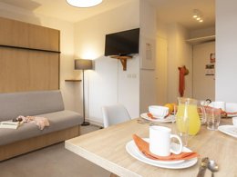 Camping Pas Cher vous présente avec son site Officiel campingpascher.fr, la Résidence Odalys Référence Mille Soleils classé 3 étoiles, située sur la commune de Font Romeu dans le département Pyrénées-orientales (Languedoc Roussillon) en France. La résidence Odalys Référence Mille Soleils, vous présente un hébergement de type appartement de 26 m² pour 2 personnes et télévision. La résidence Odalys Référence Mille Soleils vous propose du sam. 28 mars au sam. 04 avril 2026 pour 7 nuits à 349€. Cette location propose 22 dates différentes pour réserver votre séjour. Découvrez également les 7 autres gammes d'hébergements de la résidence. Les Avis clients pour la Résidence Odalys Référence Mille Soleils sont de 6 sur 10. Piscine couverte, Piscine extérieure, Aire de jeux enfants, Canoë-kayak, Centre équestre, Court de tennis, Cyclisme, Golf, Parcours sportif, Pétanque, Randonnée, Salle de fitness, Trampoline, Boulangerie, Station-service, Supermarché,... En savoir plus : cliquez-ICI.