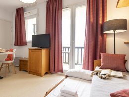 Camping Pas Cher vous présente avec son site Officiel campingpascher.fr, la Résidence Odalys Référence Mille Soleils classé 3 étoiles, située sur la commune de Font Romeu dans le département Pyrénées-orientales (Languedoc Roussillon) en France. La résidence Odalys Référence Mille Soleils, vous présente un hébergement de type appartement de 37 m² pour 2 personnes et télévision. La résidence Odalys Référence Mille Soleils vous propose du sam. 28 mars au sam. 04 avril 2026 pour 7 nuits à 399€. Cette location propose 22 dates différentes pour réserver votre séjour. Découvrez également les 7 autres gammes d'hébergements de la résidence. Les Avis clients pour la Résidence Odalys Référence Mille Soleils sont de 6 sur 10. Piscine couverte, Piscine extérieure, Aire de jeux enfants, Canoë-kayak, Centre équestre, Court de tennis, Cyclisme, Golf, Parcours sportif, Pétanque, Randonnée, Salle de fitness, Trampoline, Boulangerie, Station-service, Supermarché,... En savoir plus : cliquez-ICI.