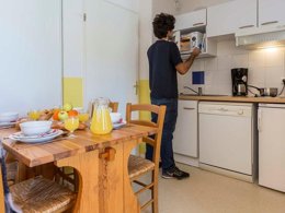 Camping Pas Cher vous présente avec son site Officiel campingpascher.fr, la Résidence Odalys Référence Mille Soleils classé 3 étoiles, située sur la commune de Font Romeu dans le département Pyrénées-orientales (Languedoc Roussillon) en France. La résidence Odalys Référence Mille Soleils, vous présente un hébergement de type studio de 22 m² et télévision. La résidence Odalys Référence Mille Soleils vous propose du sam. 28 mars au sam. 04 avril 2026 pour 7 nuits à 289€. Cette location propose 25 dates différentes pour réserver votre séjour. Découvrez également les 7 autres gammes d'hébergements de la résidence. Les Avis clients pour la Résidence Odalys Référence Mille Soleils sont de 6 sur 10. Piscine couverte, Piscine extérieure, Aire de jeux enfants, Canoë-kayak, Centre équestre, Court de tennis, Cyclisme, Golf, Parcours sportif, Pétanque, Randonnée, Salle de fitness, Trampoline, Boulangerie, Station-service, Supermarché,... En savoir plus : cliquez-ICI.