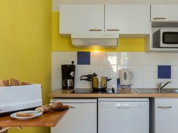 Camping Pas Cher vous présente avec son site Officiel campingpascher.fr, la Résidence Odalys Référence Mille Soleils classé 3 étoiles, située sur la commune de Font Romeu dans le département Pyrénées-orientales (Languedoc Roussillon) en France. La résidence Odalys Référence Mille Soleils, vous présente un hébergement de type appartement de 26 m² pour 2 personnes et télévision. La résidence Odalys Référence Mille Soleils vous propose du sam. 28 mars au sam. 04 avril 2026 pour 7 nuits à 349€. Cette location propose 22 dates différentes pour réserver votre séjour. Découvrez également les 7 autres gammes d'hébergements de la résidence. Les Avis clients pour la Résidence Odalys Référence Mille Soleils sont de 6 sur 10. Piscine couverte, Piscine extérieure, Aire de jeux enfants, Canoë-kayak, Centre équestre, Court de tennis, Cyclisme, Golf, Parcours sportif, Pétanque, Randonnée, Salle de fitness, Trampoline, Boulangerie, Station-service, Supermarché,... En savoir plus : cliquez-ICI.