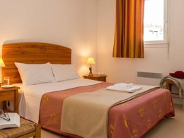 Camping Pas Cher vous présente avec son site Officiel campingpascher.fr, la Résidence Odalys Référence Mille Soleils classé 3 étoiles, située sur la commune de Font Romeu dans le département Pyrénées-orientales (Languedoc Roussillon) en France. La résidence Odalys Référence Mille Soleils, vous présente un hébergement de type appartement de 37 m² pour 2 personnes et télévision. La résidence Odalys Référence Mille Soleils vous propose du sam. 28 mars au sam. 04 avril 2026 pour 7 nuits à 399€. Cette location propose 22 dates différentes pour réserver votre séjour. Découvrez également les 7 autres gammes d'hébergements de la résidence. Les Avis clients pour la Résidence Odalys Référence Mille Soleils sont de 6 sur 10. Piscine couverte, Piscine extérieure, Aire de jeux enfants, Canoë-kayak, Centre équestre, Court de tennis, Cyclisme, Golf, Parcours sportif, Pétanque, Randonnée, Salle de fitness, Trampoline, Boulangerie, Station-service, Supermarché,... En savoir plus : cliquez-ICI.