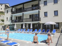 Camping Pas Cher vous présente avec son site Officiel campingpascher.fr, la Résidence Odalys Référence Mille Soleils classé 3 étoiles, située sur la commune de Font Romeu dans le département Pyrénées-orientales (Languedoc Roussillon) en France. La résidence Odalys Référence Mille Soleils, vous présente un hébergement de type studio de 22 m² et télévision. La résidence Odalys Référence Mille Soleils vous propose du sam. 28 mars au sam. 04 avril 2026 pour 7 nuits à 289€. Cette location propose 25 dates différentes pour réserver votre séjour. Découvrez également les 7 autres gammes d'hébergements de la résidence. Les Avis clients pour la Résidence Odalys Référence Mille Soleils sont de 6 sur 10. Piscine couverte, Piscine extérieure, Aire de jeux enfants, Canoë-kayak, Centre équestre, Court de tennis, Cyclisme, Golf, Parcours sportif, Pétanque, Randonnée, Salle de fitness, Trampoline, Boulangerie, Station-service, Supermarché,... En savoir plus : cliquez-ICI.