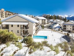 Camping Pas Cher vous présente avec son site Officiel campingpascher.fr, la Résidence Odalys Référence Mille Soleils classé 3 étoiles, située sur la commune de Font Romeu dans le département Pyrénées-orientales (Languedoc Roussillon) en France. La résidence Odalys Référence Mille Soleils, vous présente un hébergement de type appartement de 26 m² pour 2 personnes et télévision. La résidence Odalys Référence Mille Soleils vous propose du sam. 28 mars au sam. 04 avril 2026 pour 7 nuits à 319€. Cette location propose 24 dates différentes pour réserver votre séjour. Découvrez également les 7 autres gammes d'hébergements de la résidence. Les Avis clients pour la Résidence Odalys Référence Mille Soleils sont de 6 sur 10. Piscine couverte, Piscine extérieure, Aire de jeux enfants, Canoë-kayak, Centre équestre, Court de tennis, Cyclisme, Golf, Parcours sportif, Pétanque, Randonnée, Salle de fitness, Trampoline, Boulangerie, Station-service, Supermarché,... En savoir plus : cliquez-ICI.